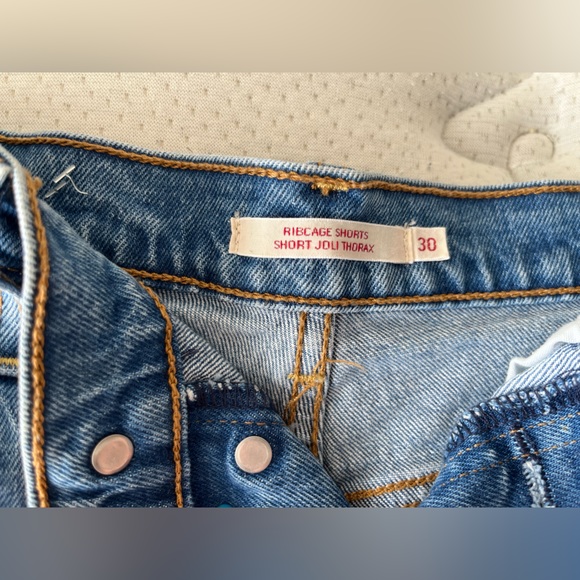 Levi’s Ribcage Shorts - Picture 4 of 5